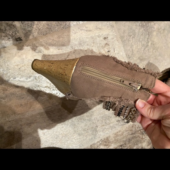 Guess wedge sandals. Size 10 - Picture 3 of 3